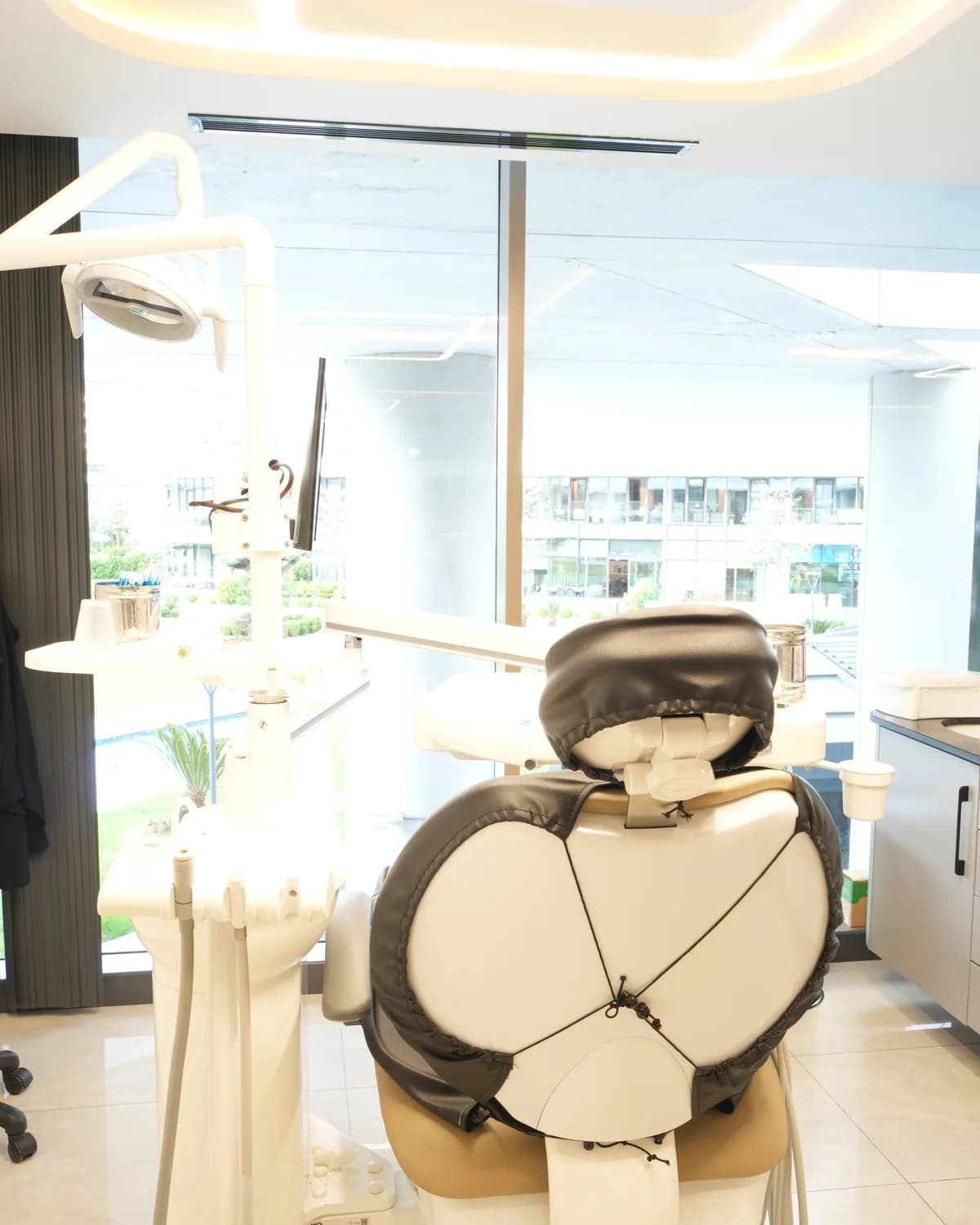 A Prime Istanbul Cerrahi dentist during treatment